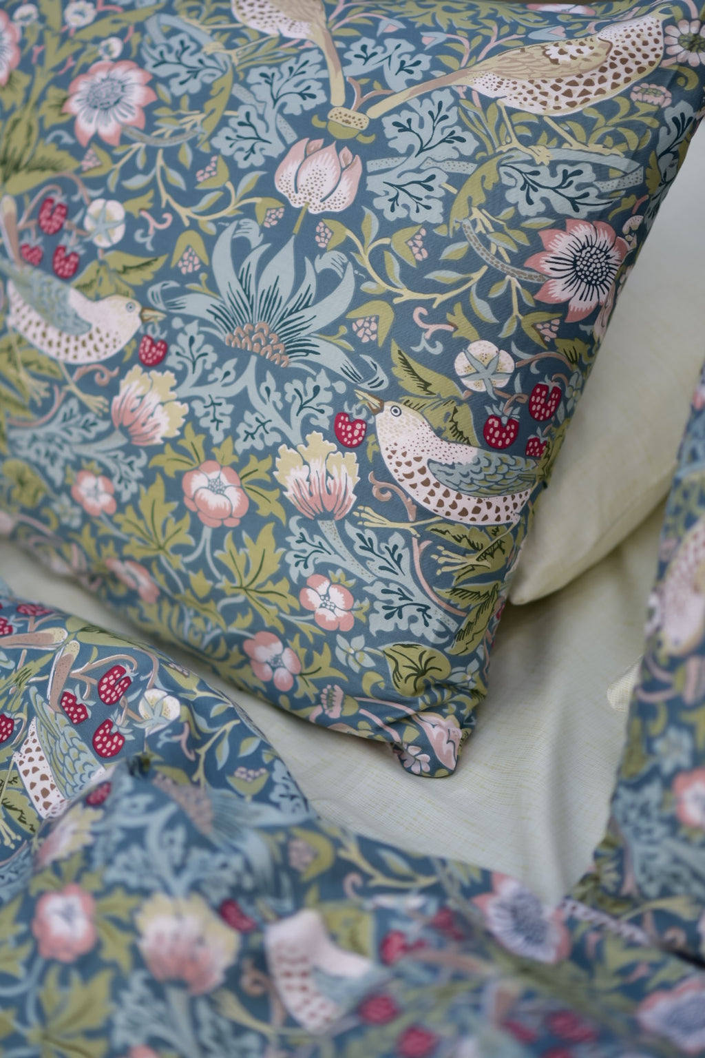 Strawberry theif - 7 piece duvet cover set