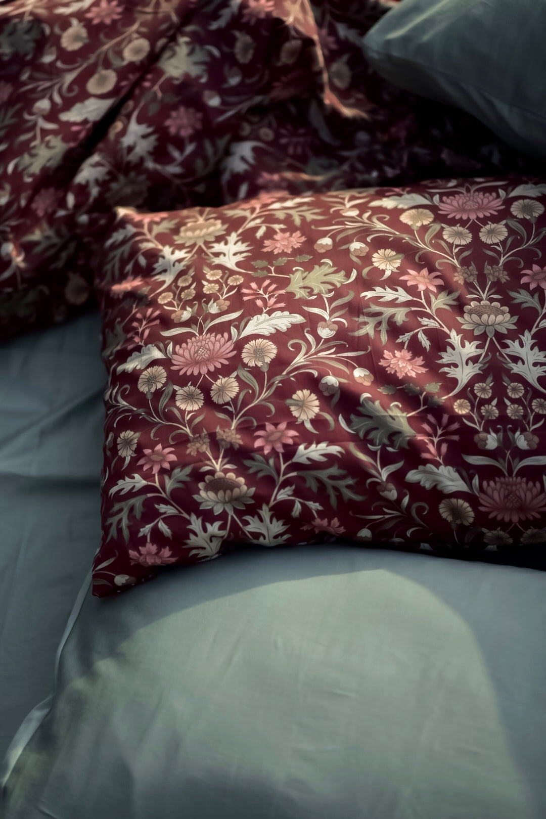 Burgundy meadow - 7 Piece Comforter Set